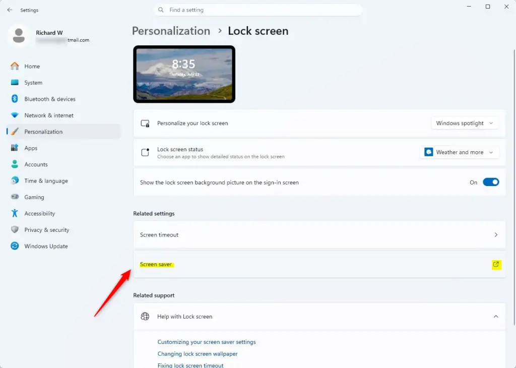 Windows 11 Lock screen settings with Screen saver link highlighted.