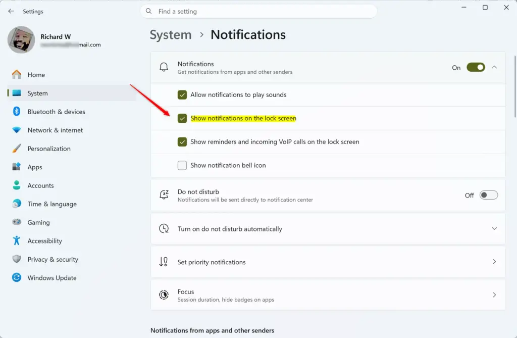 Windows 11 Settings showing how to show notifications on lock screen.
