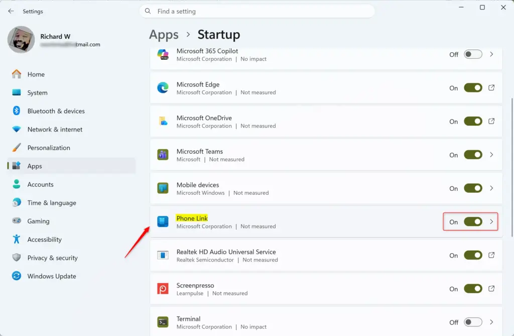 Phone Link app startup setting toggle button in Windows settings.