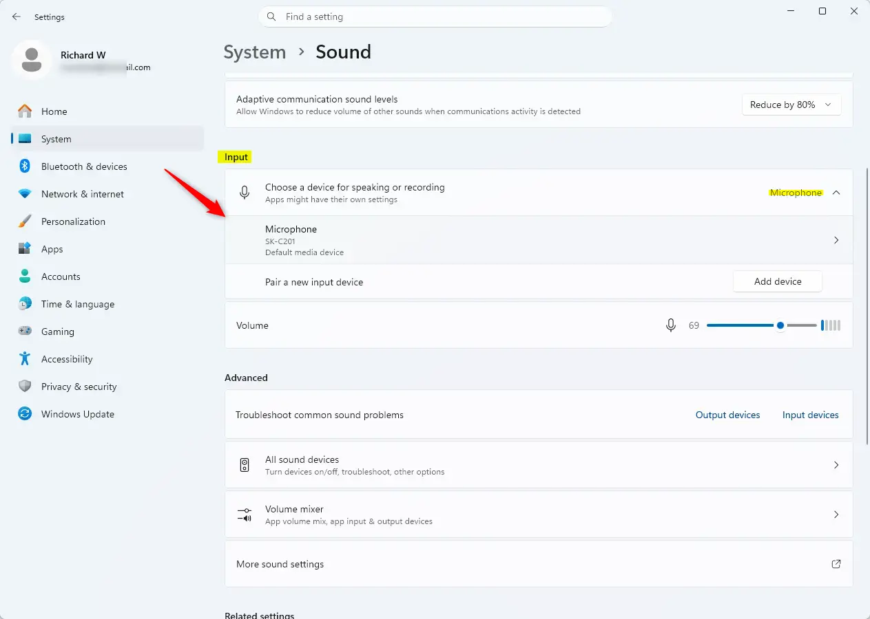 Windows 11 sound settings showing input device dropdown menu.