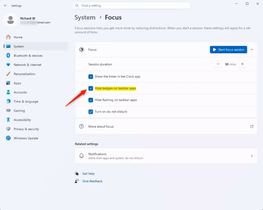 Focus settings menu with Hide badges on taskbar apps option selected