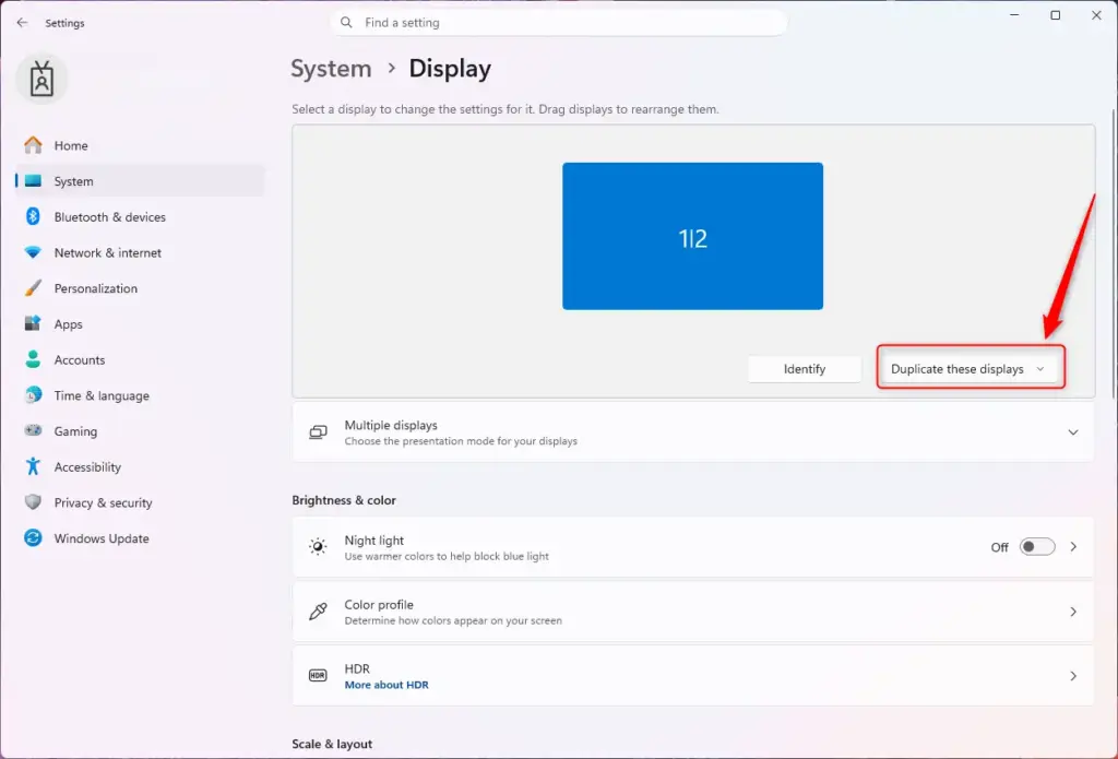 Windows 11 duplicate display mode option selected.
