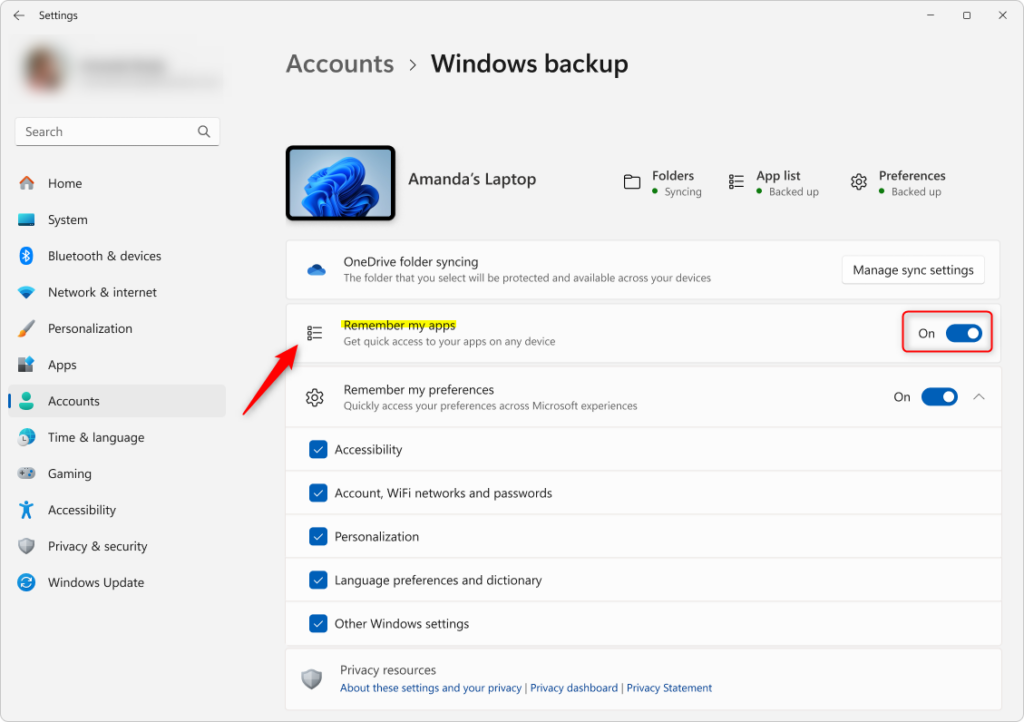 Windows 11 backup settings: 'Remember my apps' button highlighted.