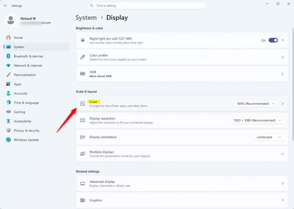 Windows 11 Display settings showing Scale option to make everything bigger.