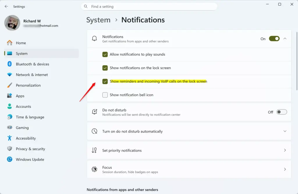 Windows 11 settings to show reminders and VoIP calls on lock screen.
