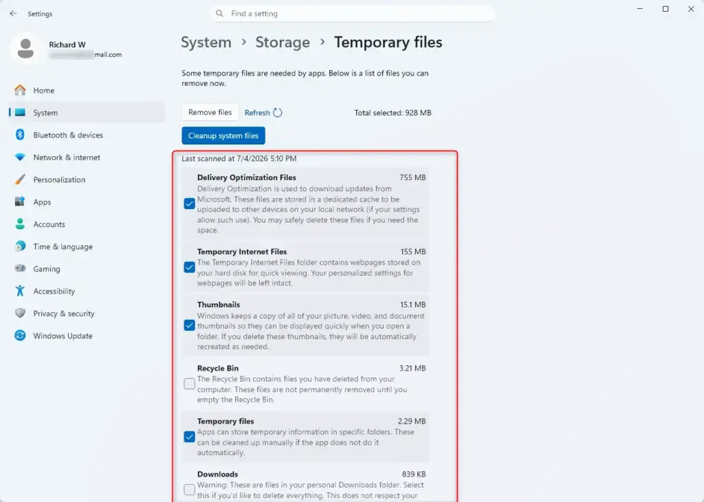 Windows temporary files screen with old Windows version highlighted for deletion.